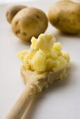 Kartoffelpüree mit Butter auf Kochlöffel