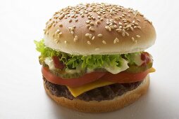 Cheeseburger mit Tomaten, Salat, Ketchup und Mayonnaise