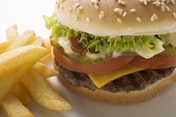 Cheeseburger mit Pommes frites