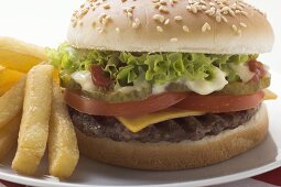 Cheeseburger mit Pommes frites