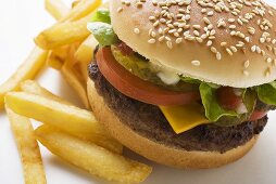 Cheeseburger mit Pommes frites