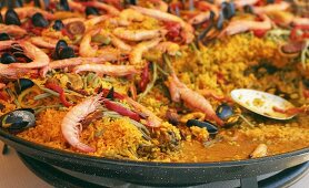 Paella in frying pan (close-up)