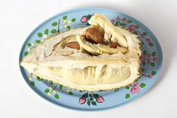 Durian (ein Viertel der Frucht) auf buntem Teller