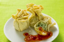 Wontons with sweet and sour sauce