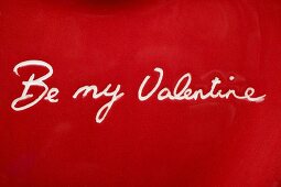 Schriftzug Be my Valentine auf rotem Teller (Close Up)