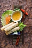 Frühlingsrollen auf Salat mit süsssaurer Sauce (Thailand)
