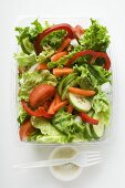 Blattsalat mit Gemüse und Saure-Sahne-Dressing zum Mitnehmen