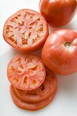 Tomaten, ganz, halbiert und Scheiben