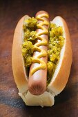 Hot Dog mit Senf und Relish