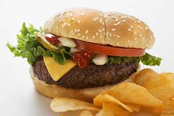 Cheeseburger mit Kartoffelchips