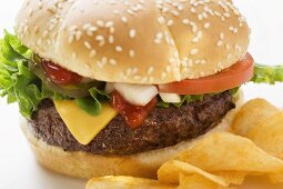 Cheeseburger mit Kartoffelchips