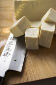 Tofublock, Tofuwürfel und asiatisches Messer