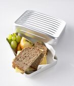 Käsebrot, Apfel und grüne Trauben in Lunchbox