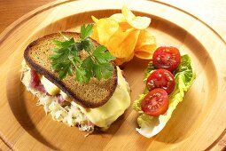 Reuben-Sandwich mit Käse, Corned beef und Sauerkraut