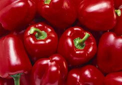 Whole red peppers (close-up)