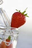 Frische Erdbeeren und ein Einmachglas