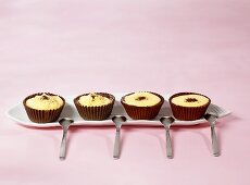Vier Schokoladenbecher mit Vanillepudding