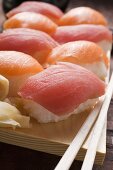 Nigiri-Sushi mit Thunfisch und Lachs