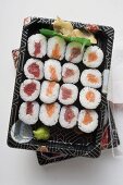 Maki-Sushi mit Thunfisch und Lachs zum Mitnehmen
