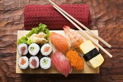 Verschiedene Sushi auf Sushibrett