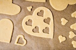 Ausgestochene Herzplätzchen auf Backpapier