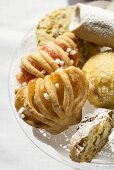 Assorted small pastries (cantucci, jam pastries etc.)