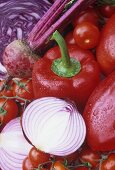 Rotes Gemüse: Zwiebel, Paprikaschote, Kohl, Tomate etc.
