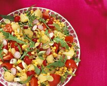 Kartoffelsalat mit Rucola, Tomaten,, Radieschen und Mais