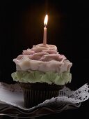 Ein Cupcake mit einer Kerze