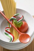 Spaghetti mit italienischem Band, Basilikum und Tomate