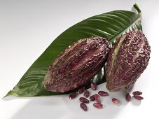 Kakaofrucht mit Blatt und Bohnen
