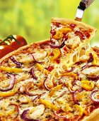 Pizza mit Hähnchenfleisch, ein Stück auf Pizzaheber