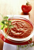Tomatencremesuppe mit frischen Kräutern