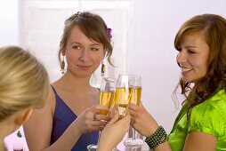 Junge Frauen stossen mit Champagner an