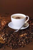 Eine Tasse Kaffee und Kaffeebohnen