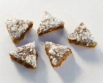 Gingerbread triangles sprinkled with meringue