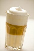 Ein Glas Latte Macchiato