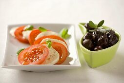 Tomaten mit Mozzarella und Basilikum & schwarze Oliven