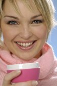 Junge Frau mit Becher