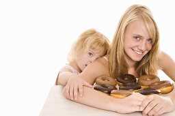 Zwei Mädchen mit Doughnuts