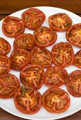 Gebratene Tomatenhälften auf einem Teller