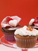 Verschiedene Cupcakes zum Valentinstag
