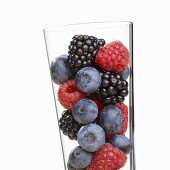 Verschiedene Beeren im Glas