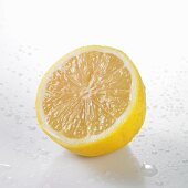 Eine Zitronenhälfte mit Wassertropfen