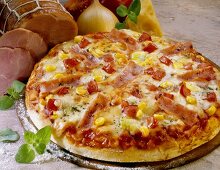 Pizza mit Mais, Paprika und Schinken