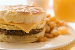 Cheeseburger mit Rührei und Bratkartoffeln