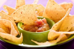 Tortillachip in Tomatensalsa gedippt