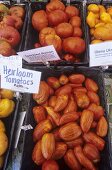 Heirloom Tomaten in Körben auf einem Markt (Ausschnitt)