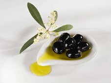 Oliven mit Öl in einem Schälchen