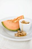 Joghurtmüsli mit Honig und Melone